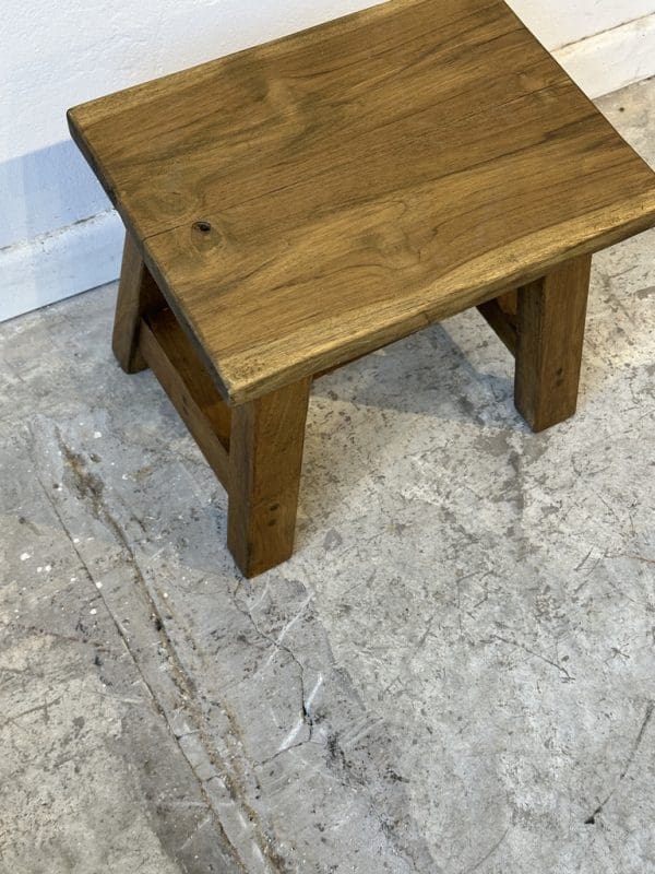 ⁦שרפרף עץ טיק 26x26 – בעבודת יד מאינדונזיה⁩ – תמונה ⁦3⁩