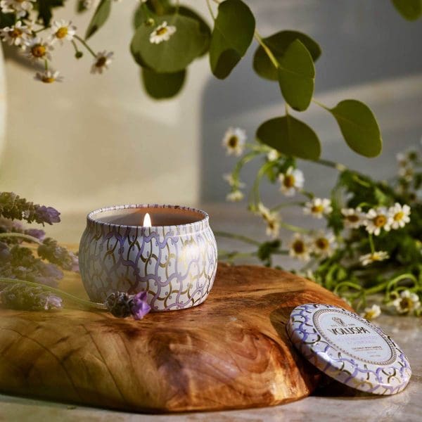 ⁦נר ריחני בקופסת פח - Mountain Lavender & Chamomile VOLUSPA⁩ – תמונה ⁦3⁩