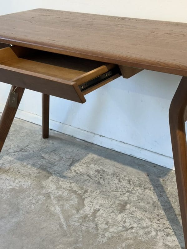 ⁦Piter – שולחן עבודה מעץ אלון עם מדף⁩ – תמונה ⁦4⁩