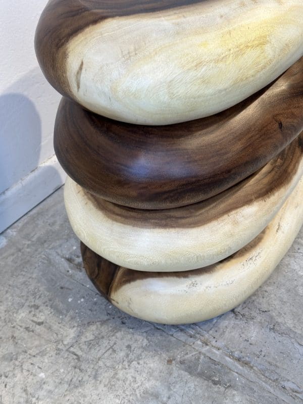 ⁦Mori – סטול דקורטיבי מעץ מלא בעבודת יד⁩ – תמונה ⁦3⁩