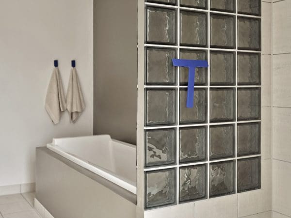 ⁦מגב למקלחון בהדבקה UME - כחול אינדיגו Zone Denmark⁩ – תמונה ⁦4⁩