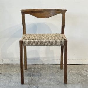 Arlo – כיסא עץ טיק עם מושב קלוע מחבל סינתטי