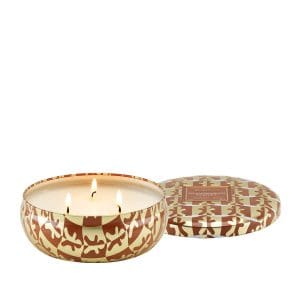 נר ריחני בקופסת פח עם 3 פתילים - Gingerbread Chalet VOLUSPA