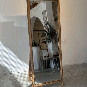 מראה עומדת על רגל