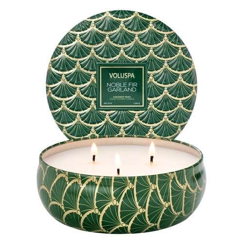 נר ריחני בקופסת פח עם 3 פתילים – Noble Fir Garland VOLUSPA
